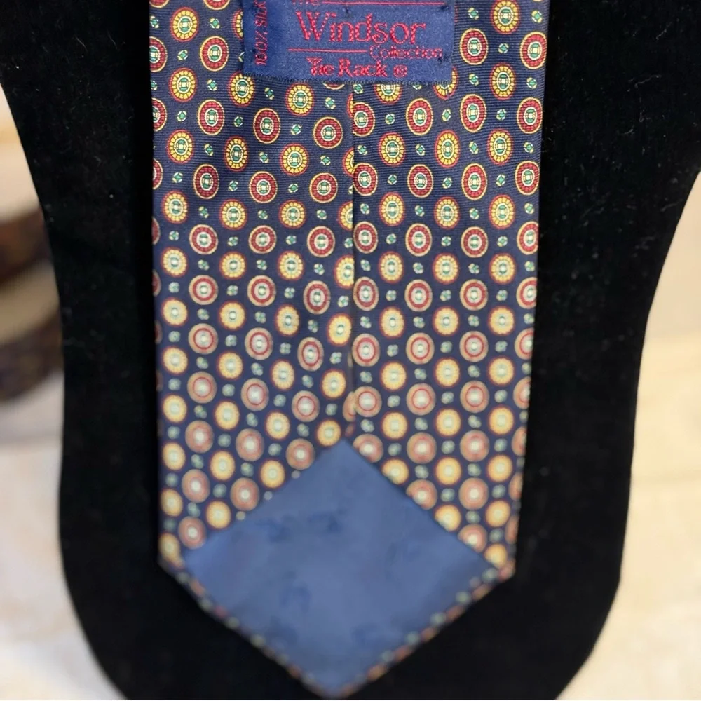 Men’s Vintage Windsor Collection Tie Rack Silk. Navy and burgundy Neat medallion